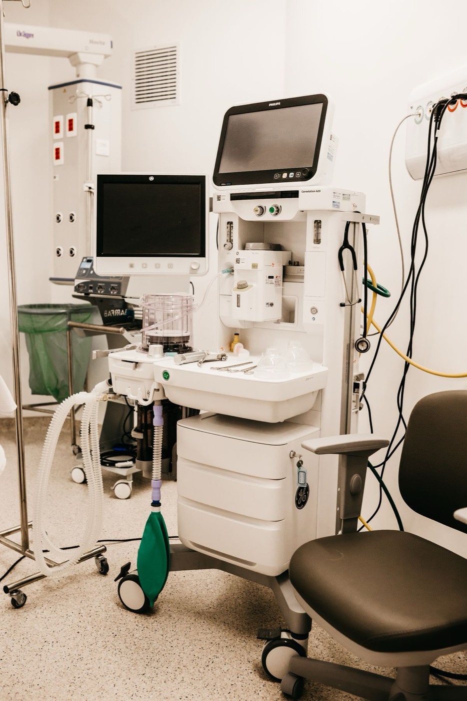An anesthesia workstation and patient monitor in a clinical room